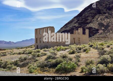 Città fantasma di Rhyolite, Beatty Nevada - Rhyolite è probabilmente una delle migliori città fantasma del Nevada, il che rende un incredibile tour di un giorno fuori Las Vegas. Foto Stock