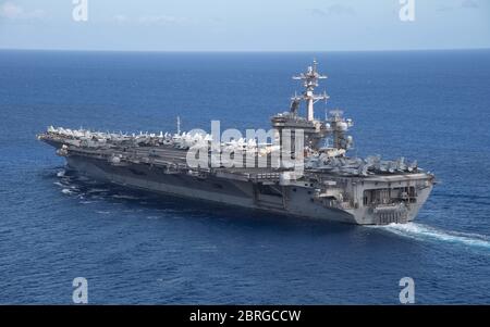 Apra Harbour, Stati Uniti. 21 Maggio 2020. La portaerei della marina statunitense di classe Nimitz USS Theodore Roosevelt parte da Guam e si dirige verso il mare il 21 maggio 2020 nel Mare delle Filippine. L'equipaggio negativo del COVID è tornato dalla quarantena e sta tornando in mare per continuare il loro dispiegamento programmato nell'Indo-Pacifico. Credito: Kaylianna Genier/USA Notizie dal vivo sulla Marina/Alamy Foto Stock