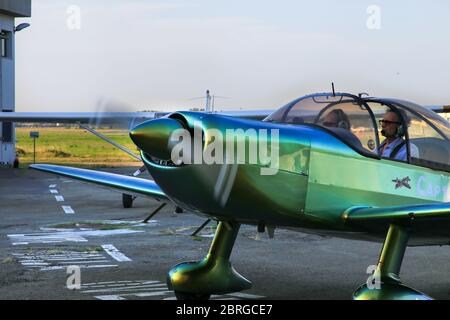 CAP 10 fermata dell'aereo sull'hangar, rimuovere prima del volo Foto Stock