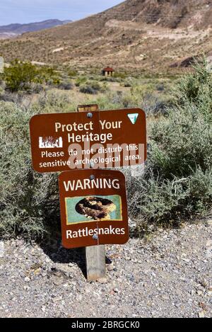 Avvertenza Rattlesnakes segno nel deserto del Nevada. Foto Stock