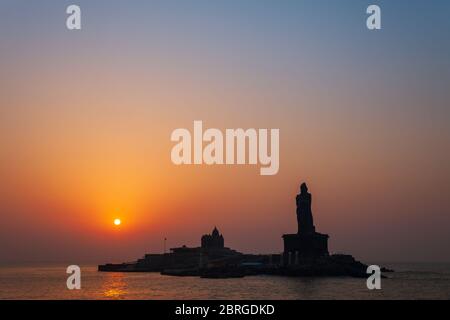 Thiruvalluvar Statue e Vivekananda Rock Memorial sulla piccola isola in Kanyakumari città in Tamil Nadu, India Foto Stock