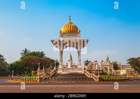 Statua di Maharaja Wodeyar Chamarajendar re nel centro della città di Mysore in India Foto Stock