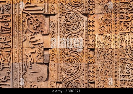 Colonna di ferro di Delhi o pilastro di Ashoka e cortile di Quwwat-ul-Islam moschea del Qutub Minar complesso in Delhi, India Foto Stock