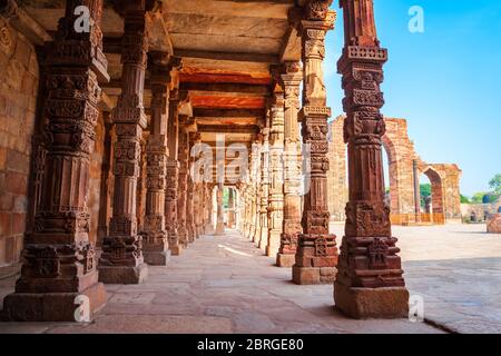 Colonna di ferro di Delhi o pilastro di Ashoka e cortile di Quwwat-ul-Islam moschea del Qutub Minar complesso in Delhi, India Foto Stock