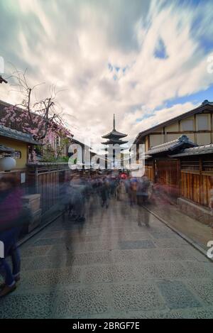 Foto a lunga esposizione di strada storica nel quartiere di Gion con molti turisti a piedi per la pagoda Yasaka a Kyoto, Giappone. Foto Stock