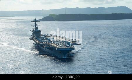 Apra Harbour, Stati Uniti. 21 Maggio 2020. La portaerei della marina statunitense di classe Nimitz USS Theodore Roosevelt parte da Guam e si dirige verso il mare il 21 maggio 2020 nel Mare delle Filippine. L'equipaggio negativo del COVID è tornato dalla quarantena e sta tornando in mare per continuare il loro dispiegamento programmato nell'Indo-Pacifico. Credito: Kaylianna Genier/USA Notizie dal vivo sulla Marina/Alamy Foto Stock