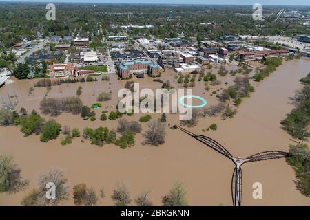 Midland, Stati Uniti d'America. 20 Maggio 2020. Midland, Stati Uniti d'America. 20 maggio 2020. Vista aerea delle inondazioni sulle rive del fiume Tittabawassee dopo che le dighe di Edenville e Sanford si sono guastate dopo le piogge record del 20 maggio 2020 a Midland, Michigan. Più di 10,000 persone sono state evacuate dalla regione del Midland quando il governatore ha dichiarato lo stato di emergenza. Credit: Scott Thompson/National Guard/Alamy Live News Foto Stock