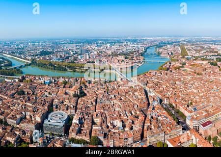 Tolosa e fiume Garonne antenna vista panoramica. Tolosa è la capitale della Haute Garonne dipartimento e regione Occitanie in Francia. Foto Stock