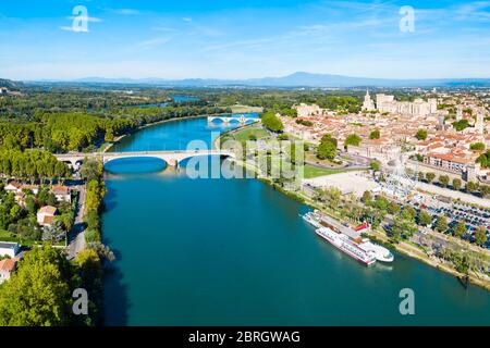 Rhone river antenna vista panoramica di Avignone. Avignone è una città sul fiume Rodano nella Francia meridionale. Foto Stock
