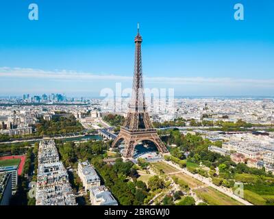 Torre Eiffel o Tour Eiffel vista aerea, è un ferro battuto torre tralicciata su Champ de Mars a Parigi, Francia Foto Stock