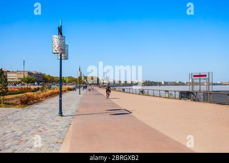 Argine di fiume Garonna nel centro della città di Bordeaux in Francia Foto Stock