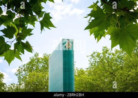 Londra, UK - Maggio 14 2020: Il National Police Memorial: Spesse lastre di vetro impilate in alto su 3 aste di metallo in un ambiente verde Foto Stock