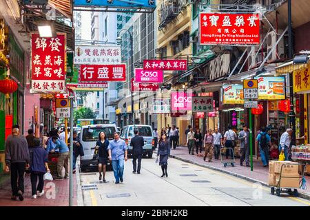 HONG KONG - 19 MARZO 2013: Cartelli con pubblicità sulla via pedonale Mongkok shopping a Hong Kong. Foto Stock