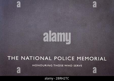 Londra, UK - Maggio 14 2020: L'iscrizione in pietra sul National Police Memorial: Onorare coloro che servono Foto Stock