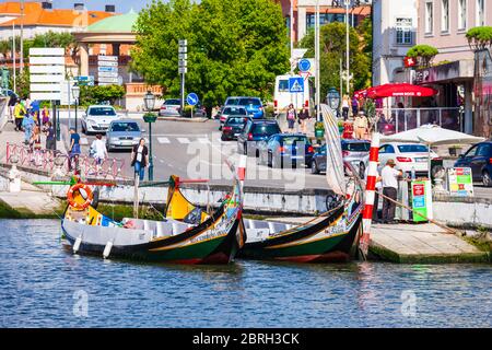 AVEIRO, PORTOGALLO - 02 LUGLIO 2014: Le barche tradizionali di moliceiro attraccate lungo il canale centrale nella città di Aveiro, Portogallo Foto Stock