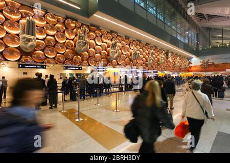 NEW DELHI, INDIA - 12 FEBBRAIO 2014: Area di immigrazione all'aeroporto internazionale Indira Gandhi a Nuova Delhi, India Foto Stock