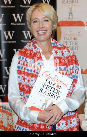 Emma Thompson firma copie del suo nuovo libro - la racconto di Natale di Peter Rabbit, Waterstone's Kings Road, Londra. 3 ottobre 2013 © Paul Treadway Foto Stock