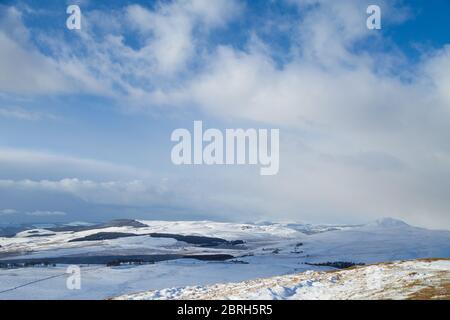 Guardando verso West Lomond Hill da East Lomond in una bella giornata invernale, Fife, Scozia. Foto Stock