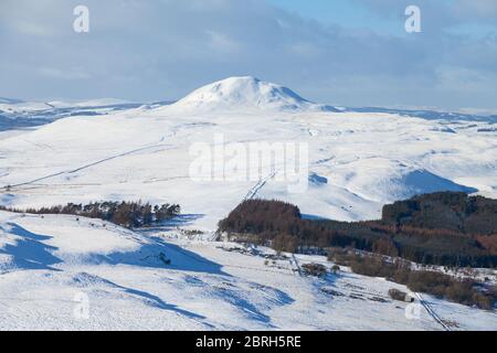 Guardando verso West Lomond Hill da East Lomond in una bella giornata invernale, Fife, Scozia. Foto Stock