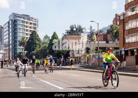 Bogotà, Colombia - 20 febbraio 2020: La capitale colombiana, Bogotá, sta aggiungendo 47 miglia di piste ciclabili per frenare la diffusione del coronavirus e ridurre il polline d'aria Foto Stock
