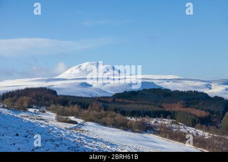 Guardando verso West Lomond Hill da East Lomond in una bella giornata invernale, Fife, Scozia. Foto Stock