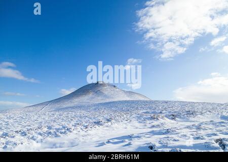 Snowy scene cercando fino a oriente Lomond collina vicino Falkland in Fife. Foto Stock