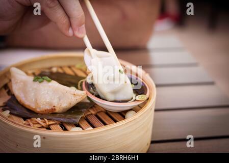 Un grande assortimento di cibi thailandesi e antipasti presentato splendidamente con fantasia guarnire. Foto Stock