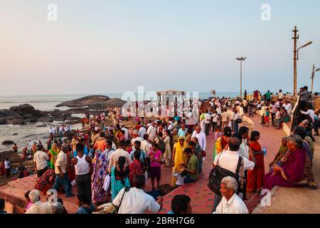 KANYAKUMARI, India - 20 Marzo 2012: Unidentified pellegrini in cerca di sunrise a Kanyakumari città cape nello stato federato di Tamil Nadu in India Foto Stock