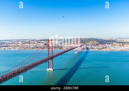 25 aprile Ponte e paesaggio urbano di Lisbona, vista da una piattaforma di osservazione del Santuario Nazionale di Cristo Re in una giornata di sole. Foto Stock