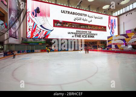 DUBAI, Emirati Arabi Uniti - 25 FEBBRAIO 2019: Ice Rink si trova nel Dubai Mall negli Emirati Arabi Uniti Foto Stock