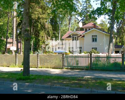 Case nella città di mare di Jurmala in Lettonia Foto Stock