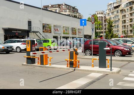 Varna, Bulgaria, 20 maggio 2020. Cancello automatico chiuso con telecamera a circuito chiuso nel parcheggio del supermercato Lidl. Sistema di entrata automatica moderno Foto Stock