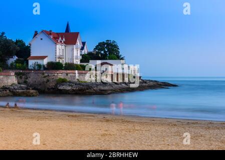 Saint-Palais-sur-Mer, Francia: Caratteristiche case locali presso la spiaggia Plage du Bureau nel centro della città, al tramonto. Foto Stock