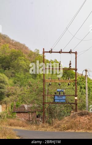 un trasformatore elettrico in un tipico villaggio indiano, installato su una strada. Foto Stock