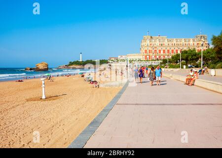 BIARRITZ, Francia - 18 settembre 2018: Promenade presso la Grande Plage, spiaggia pubblica a Biarritz città sul Golfo di Biscaglia sulla costa atlantica in F Foto Stock