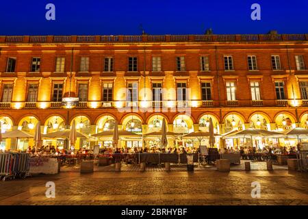 TOULOUSE, Francia - 20 settembre 2018: Cafe e ristorante al Capitole o Municipio luogo sqauare, amministrazione comunale della città di Tolosa mi Foto Stock