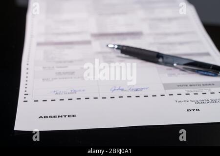 Morgantown, WV - 21 maggio 2020: Elezione primaria della Virginia occidentale forma di voto assente con attenzione alla parola Assentee Foto Stock