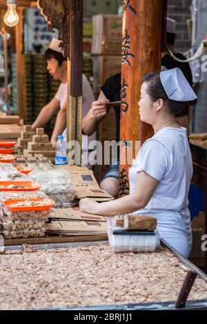 Xian / Cina - 3 agosto 2015: Venditori di strada che vendono cibo nel quartiere musulmano di Xian, Cina Foto Stock