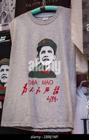 Xian / Cina - 3 agosto 2015: T-shirt raffigurante 44 ° presidente degli Stati Uniti Barack Obama vestita come Mao Zedong con testo di gioco di parole Oba Mao, così Foto Stock