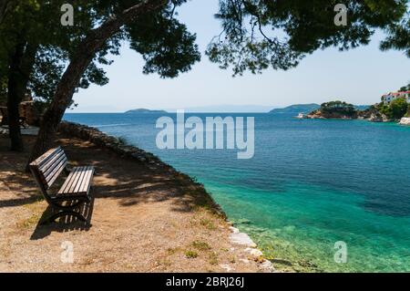 Immagini scattate sulla bellissima isola di Skiathos, situata nelle acque blu del Mar Egeo. Foto Stock