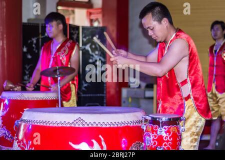 Xian / Cina - 3 agosto 2015: Spettacolo musicale a tamburo nel famoso punto di riferimento della torre del tamburo a Xian, ex capitale della Cina imperiale. Foto Stock