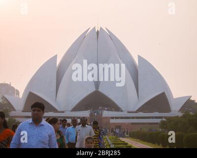 New Delhi, India - 28 novembre 2018: Persone che visitano il Tempio del Loto. Foto Stock