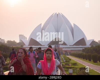 New Delhi, India - 28 novembre 2018: Persone che visitano il Tempio del Loto. Foto Stock