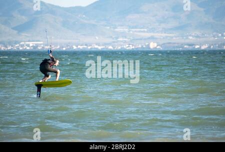 Los Narejos, Spagna, 20 maggio 2020: Sportivo che pratica il kite di hydrofiol surf durante la fase 1 di de-escalation di Covid-19 alle coste spagnole. Aliscafo ki Foto Stock