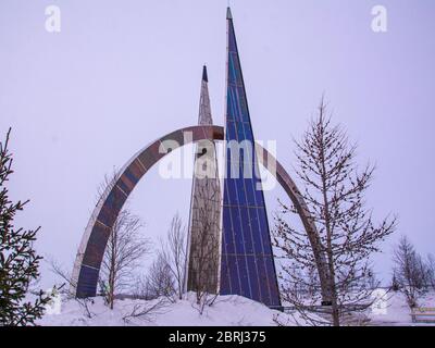 Salekhard, Regione Autonoma di Yamal-Nenets, Russia - 4 marzo 2020. Monumento, stela 66 parallelo - un simbolo della città nel Circolo polare Artico. Spazio di copia Foto Stock