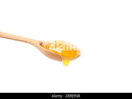 Cucchiaio con marmellata di albicocche isolato su fondo bianco Foto Stock