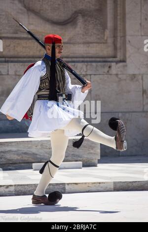 Atene, Grecia - 01 maggio 2019: Soldati greci Evzones vestiti in uniformi insolite tradizionali, si riferisce ai membri della Guardia Presidenziale, un eli Foto Stock