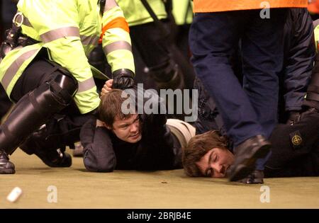 Stoke City contro Wolverhampton Wanderers, 19 ottobre 2002 tifosi di calcio arrestati da ufficiali di polizia alla partita di calcio di Stoke City Foto Stock