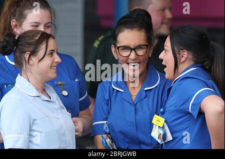 Il personale della NHS si riunisce fuori dall'Aintree University Hospital di Fazakerley, Liverpool, in vista degli applausi per salutare gli eroi locali durante l'iniziativa di giovedì del Nationwide Clap for Carers per riconoscere e sostenere i lavoratori e gli assistenti della NHS che combattono la pandemia del coronavirus. Foto Stock