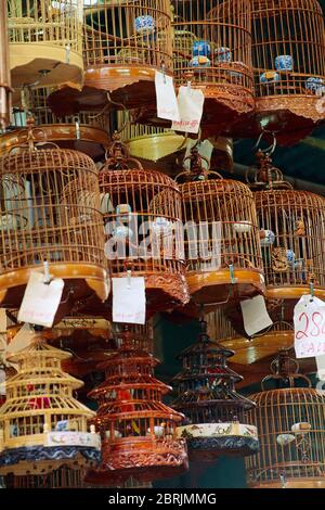 Gabbie di uccelli in vendita in un mercato a Kowloon, Hong Kong, Cina Foto Stock